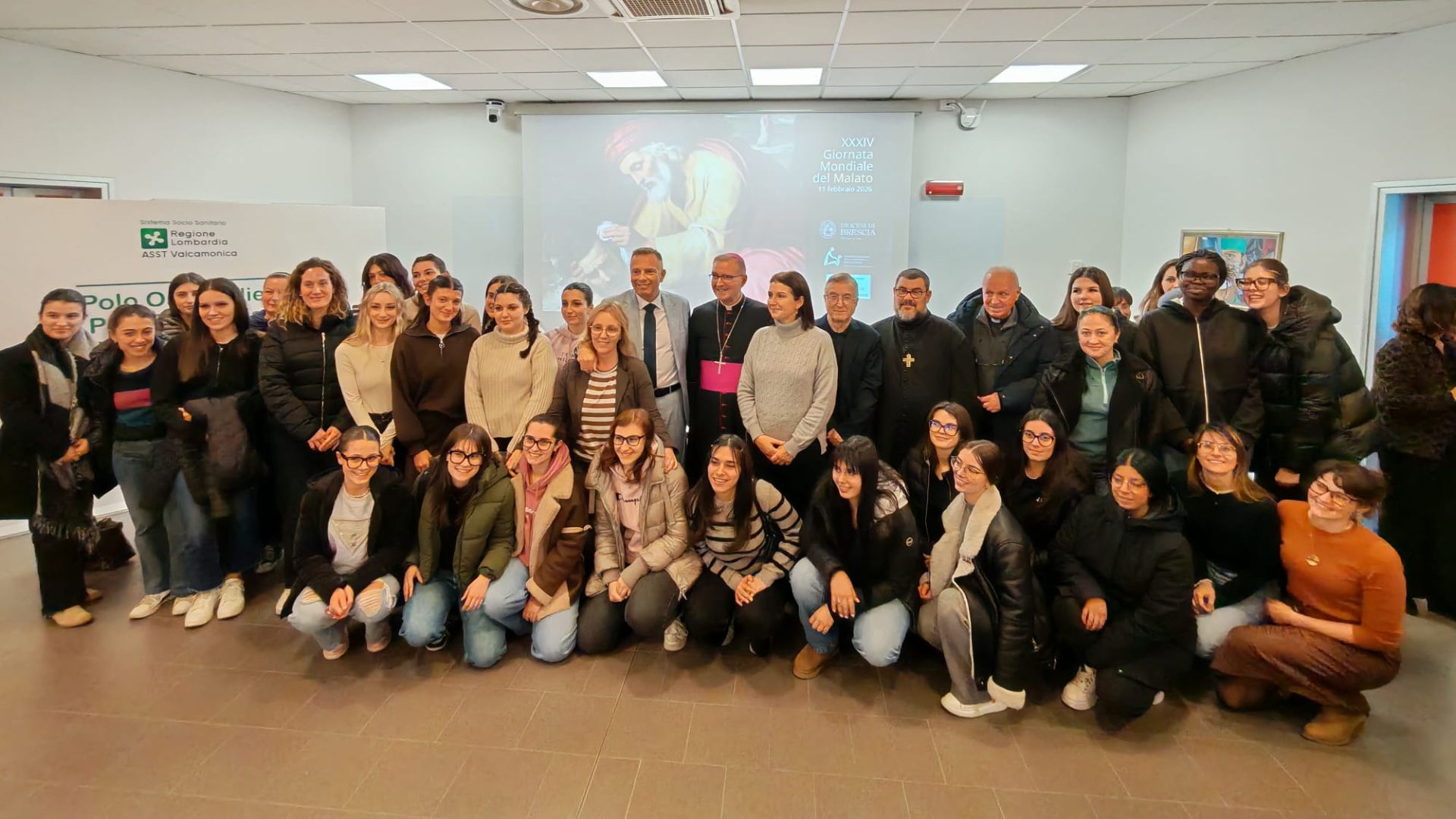 Fotografia dell'evento con il Vescovo, il Direttore Generale e gli studenti
